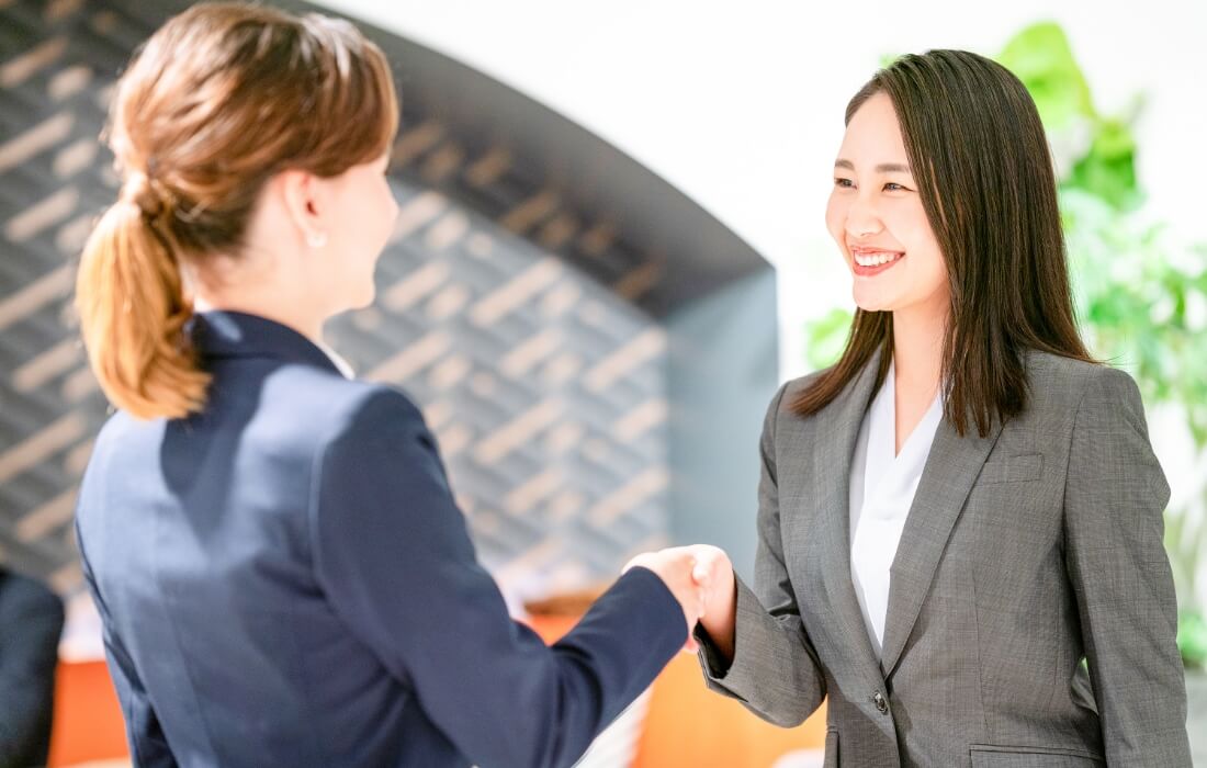 働く女性社員