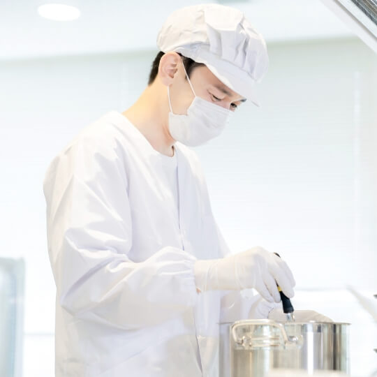 軽作業をする男性