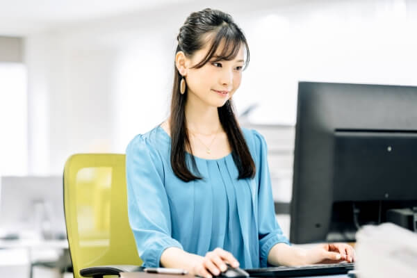 事務職で働く女性